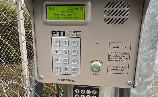 code securisé d'une entrée d'un centre de box de stockage