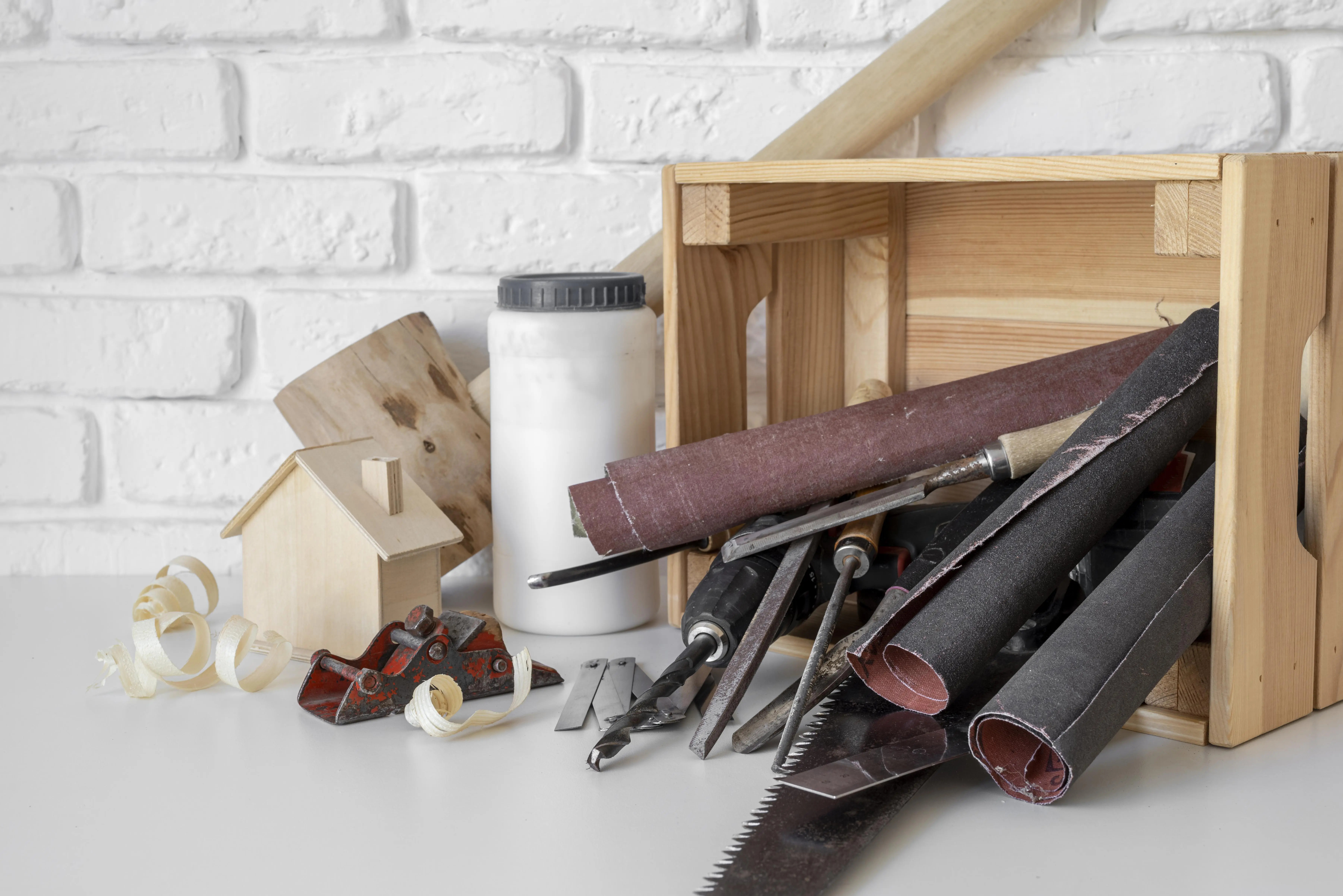 Outils et matériel d'artisan à trier après un chantier d'été en Gironde