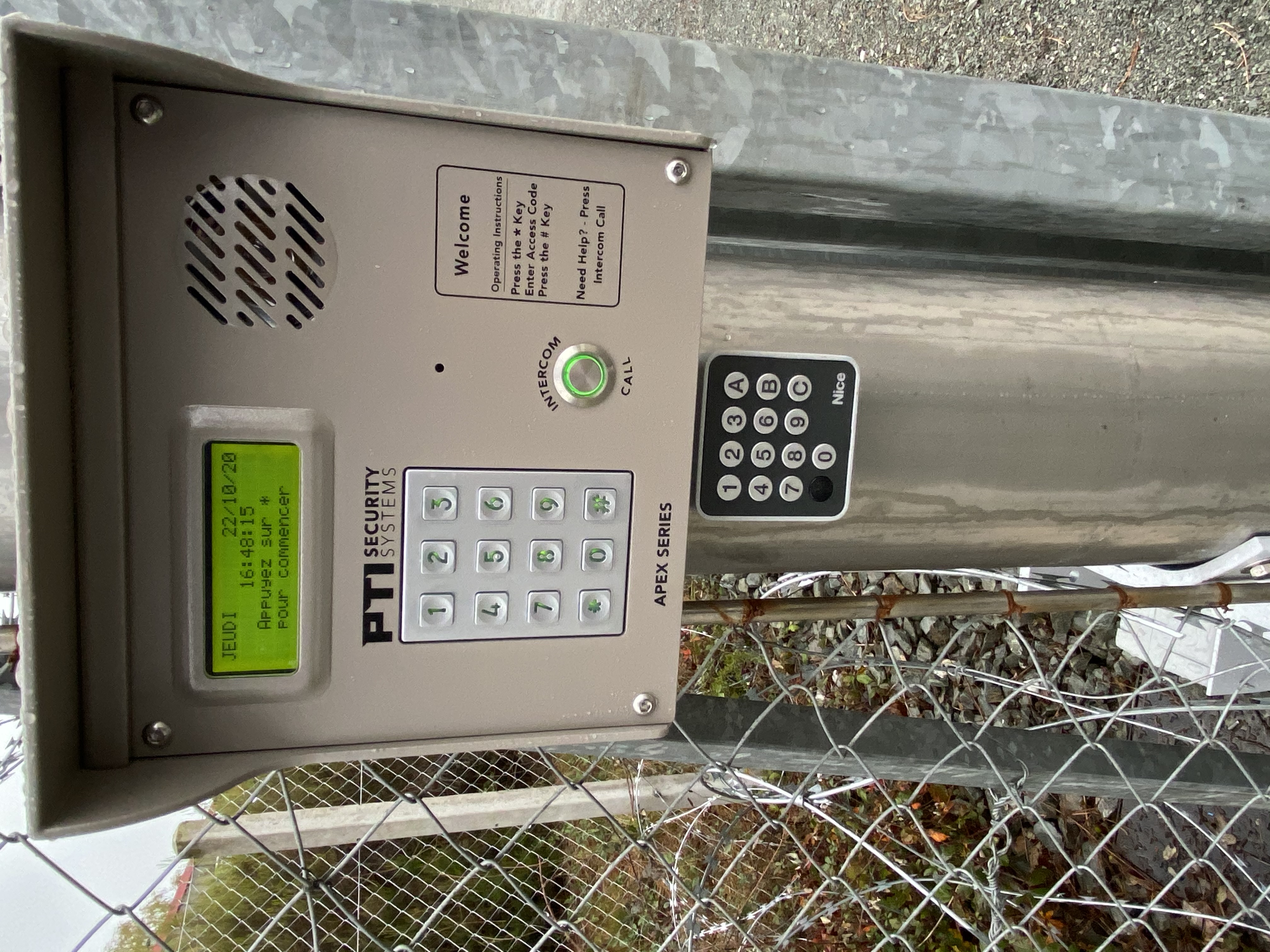 Contrôle d’accès sécurisé par code et interphone pour garde-meuble Hontas Box