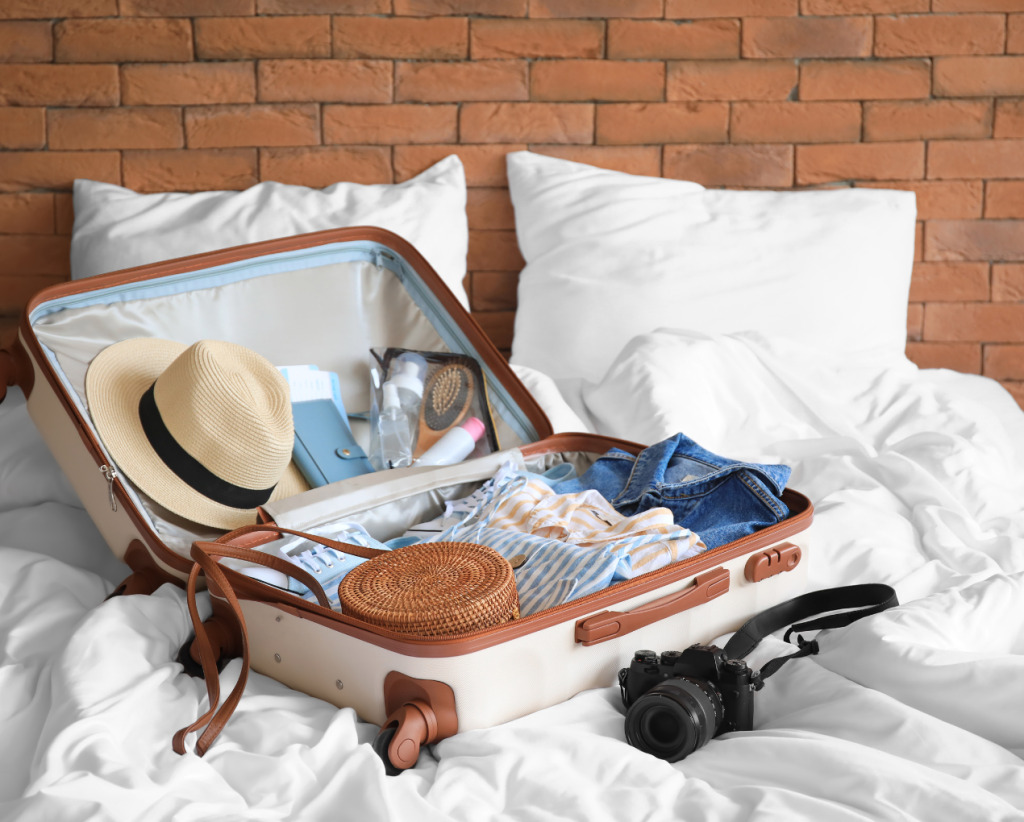 Valise préparée pour un départ en vacances avant de sécuriser son box de stockage